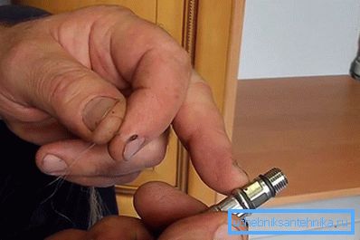 È possibile avvolgere la bobina sull'ago del tubo. È possibile avvolgere la bobina sull'ago del tubo.