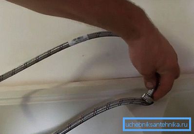 I tubi flessibili vengono spinti uno a uno nel foro per il miscelatore. I tubi flessibili vengono spinti uno a uno nel foro per il miscelatore.