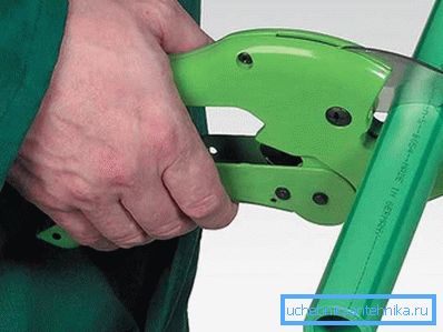 Tagliare con cura e precisione il tubo.