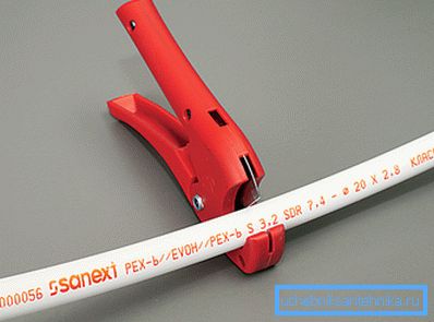 Tagliare con cura la parte con uno strumento. Tagliare con cura la parte con uno strumento.