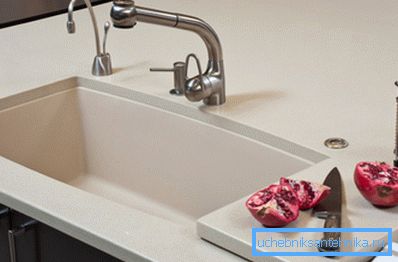 Agganciare delicatamente il lavabo a mortasa con il piano non è un compito facile. Agganciare delicatamente il lavabo a mortasa con il piano non è un compito facile.