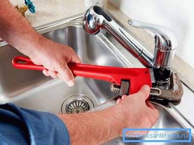 Rimuovere con attenzione il vecchio mixer Rimuovere con attenzione il vecchio mixer