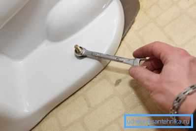 Stringere delicatamente l'ancora. Stringere delicatamente l'ancora.