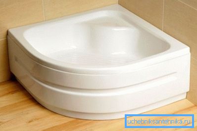 Design acrilico con una mensola per sedersi