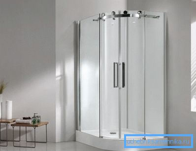 Doccia angolare in acrilico 100x100 con un seminterrato basso in un interno minimalista Doccia angolare in acrilico 100x100 con un seminterrato basso in un interno minimalista
