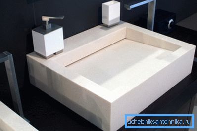 I prodotti acrilici possono imitare la ceramica o la pietra. I prodotti acrilici possono imitare la ceramica o la pietra.