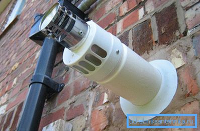 Un sistema alternativo di estrazione del fumo installato su una parete è solitamente dotato di filtri speciali. Un sistema alternativo di estrazione del fumo installato su una parete è solitamente dotato di filtri speciali.