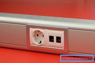 Tubo rettangolare in alluminio all'interno della stanza Tubo rettangolare in alluminio all'interno della stanza