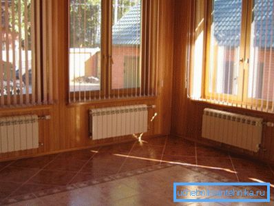 Radiatori in alluminio all'interno di una casa di campagna Radiatori in alluminio all'interno di una casa di campagna
