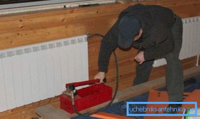 Il dispositivo può essere collegato tramite un rubinetto Mayevsky al radiatore. Il dispositivo può essere collegato tramite un rubinetto Mayevsky al radiatore.