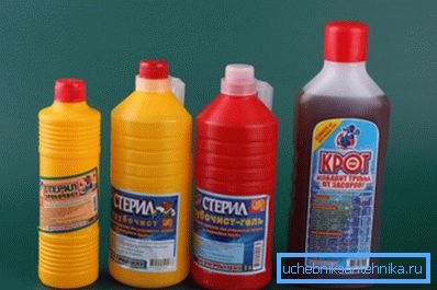 Assortimento di prodotti chimici per la dissoluzione di depositi organici nei tubi Assortimento di prodotti chimici per la dissoluzione di depositi organici nei tubi