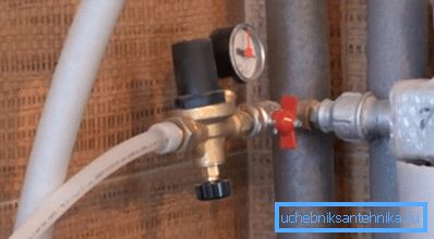 Alimentazione automatica del sistema di riscaldamento quando la pressione nel sistema scende al di sotto di 1,8 bar Alimentazione automatica del sistema di riscaldamento quando la pressione nel sistema scende al di sotto di 1,8 bar