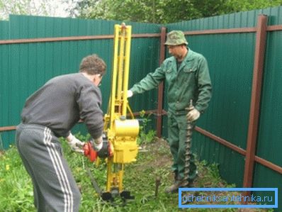 Perforazione automatizzata di un pozzetto tubolare Perforazione automatizzata di un pozzetto tubolare