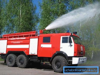 Auto dotata di equipaggiamento antincendio