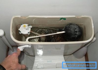 Serbatoio e dispositivo per lo scarico del bagno.