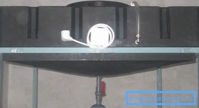 Serbatoio su una cabina di plastica con riscaldamento. Serbatoio su una cabina di plastica con riscaldamento.