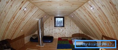 Bagni con soffitta - riscaldamento con una stufa consente di dotare un confortevole bagno al piano superiore Bagni con soffitta - riscaldamento con una stufa consente di dotare un confortevole bagno al piano superiore