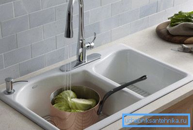 Lavandino bianco per la cucina del composito Lavandino bianco per la cucina del composito