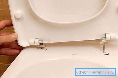 È impossibile fissare il coperchio sul WC senza accessori di alta qualità. È impossibile fissare il coperchio sul WC senza accessori di alta qualità.
