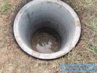 È impossibile continuare a lavorare senza una pompa: l'acqua arriva molto velocemente È impossibile continuare a lavorare senza una pompa: l'acqua arriva molto velocemente
