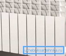I radiatori bimetallici da 350 mm sono quasi indistinguibili dall'alluminio esternamente, ma al suo interno ha un design fondamentalmente diverso. I radiatori bimetallici da 350 mm sono quasi indistinguibili dall'alluminio esternamente, ma al suo interno ha un design fondamentalmente diverso.
