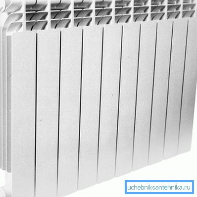 Il radiatore bimetallico 500 by 80 by 80 è composto da un inserto in acciaio e un guscio esterno in alluminio