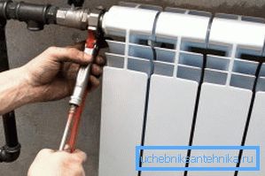 Radiatore bimetallico perfettamente adatto per l'installazione in appartamenti con un sistema di riscaldamento centralizzato Radiatore bimetallico perfettamente adatto per l'installazione in appartamenti con un sistema di riscaldamento centralizzato