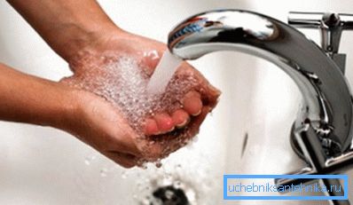Grazie alla caldaia, è possibile non solo riscaldare la stanza, ma anche riscaldare l'acqua per le necessità domestiche. Grazie alla caldaia, è possibile non solo riscaldare la stanza, ma anche riscaldare l'acqua per le necessità domestiche.