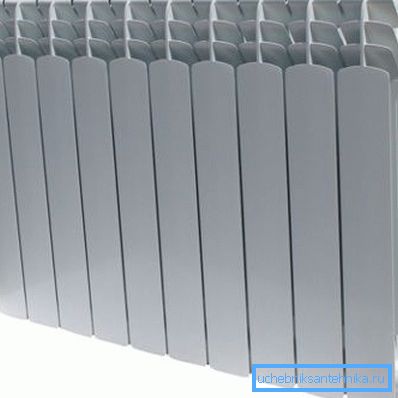 A causa della particolare forma dello scambiatore di calore, una batteria del genere riscalda la stanza in due modi. A causa della particolare forma dello scambiatore di calore, una batteria del genere riscalda la stanza in due modi.