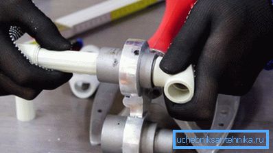 A causa delle proprietà del materiale, l'installazione può essere gestita abbastanza velocemente. A causa delle proprietà del materiale, l'installazione può essere gestita abbastanza velocemente.