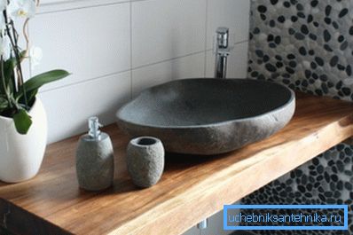 Una nobile combinazione di materiali in legno massello e pietra naturale. Una nobile combinazione di materiali in legno massello e pietra naturale.