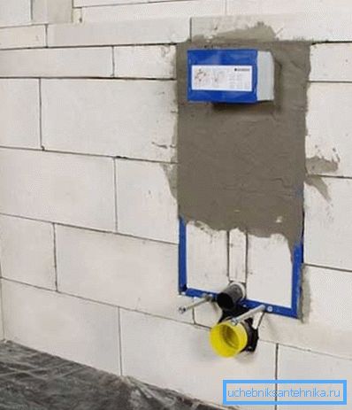 L'installazione a blocchi non ha alcun contatto con il pavimento L'installazione a blocchi non ha alcun contatto con il pavimento