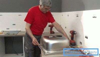 I lavelli in acciaio inossidabile più economici sono montati sulla parte superiore. I lavelli in acciaio inossidabile più economici sono montati sulla parte superiore.