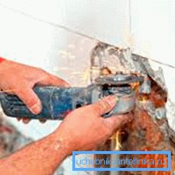 Il bulgaro aiuterà a costruire un muro nel muro e rimuoverà i vecchi materiali di finitura. Il bulgaro aiuterà a costruire un muro nel muro e rimuoverà i vecchi materiali di finitura.