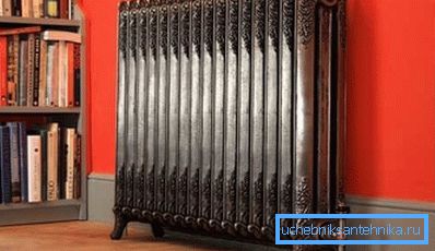 L'ampia superficie del radiatore in ghisa aumenta la sua efficienza. L'ampia superficie del radiatore in ghisa aumenta la sua efficienza.