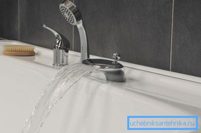 L'ampia capacità consente di riempire il bagno in pochi minuti. L'ampia capacità consente di riempire il bagno in pochi minuti.