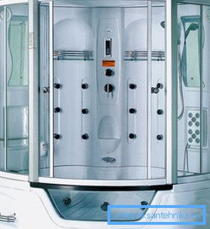 Ampia cabina angolare con molte funzionalità e sistemi extra Ampia cabina angolare con molte funzionalità e sistemi extra
