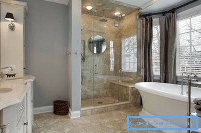 Grande bagno con doccia e vasca standard Grande bagno con doccia e vasca standard