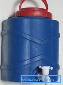 Grande lavabo in plastica con rubinetto Grande lavabo in plastica con rubinetto