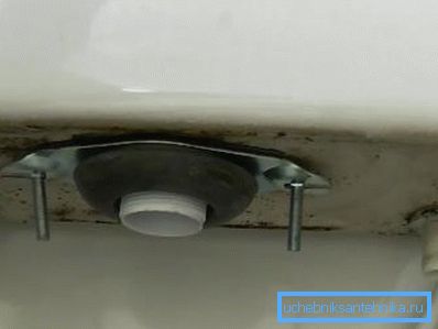 I bulloni fissano i collegamenti del serbatoio e del bagno I bulloni fissano i collegamenti del serbatoio e del bagno