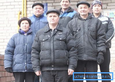 Una squadra di fabbri e artigiani è pronta ad andare. Una squadra di fabbri e artigiani è pronta ad andare.