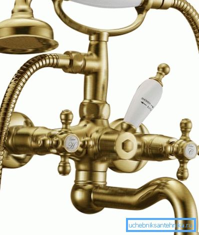 Il rubinetto in bronzo con doccia sembra lussuoso Il rubinetto in bronzo con doccia sembra lussuoso