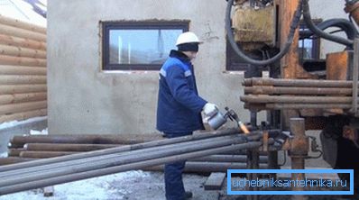 Perforazione di pozzi artesiani con l'uso di attrezzature di perforazione. Perforazione di pozzi artesiani con l'uso di attrezzature di perforazione.