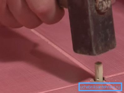 Noi praticiamo fori e martellano tasselli in essi. Noi praticiamo fori e martellano tasselli in essi.