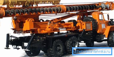Attrezzature di perforazione sulla base di un camion. Attrezzature di perforazione sulla base di un camion.