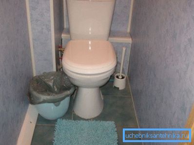 Bilancio della toilette. I riser sono nascosti da pannelli di plastica. Bilancio della toilette. I riser sono nascosti da pannelli di plastica.
