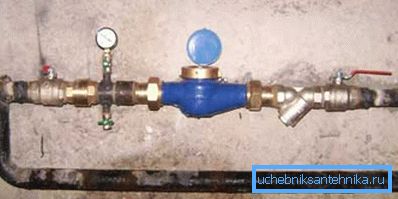 Il più spesso la coppa è montata davanti al contatore nel contatore dell'acqua. Il più spesso la coppa è montata davanti al contatore nel contatore dell'acqua.