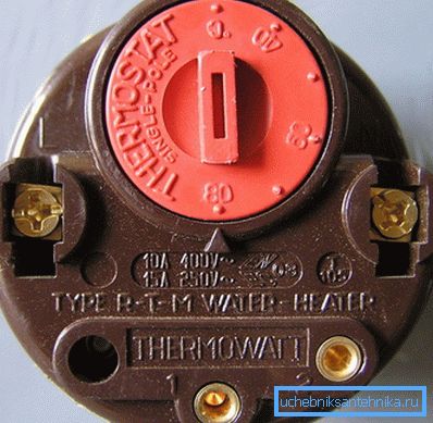 Molto spesso, le caldaie per il riscaldamento di combustibile solido ed elettricità sono controllate da un termostato. Molto spesso, le caldaie per il riscaldamento di combustibile solido ed elettricità sono controllate da un termostato.