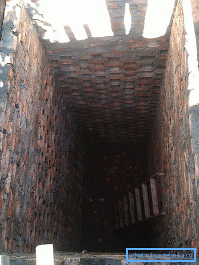Una parte del pozzo nero è costituita da celle in muratura