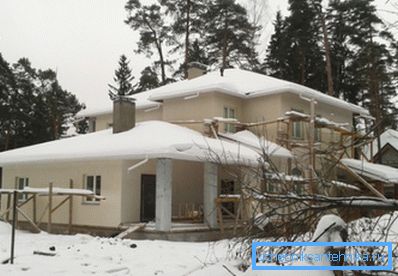 Una casa privata dissipa il calore attraverso tutte le strutture che racchiudono. Una casa privata dissipa il calore attraverso tutte le strutture che racchiudono.